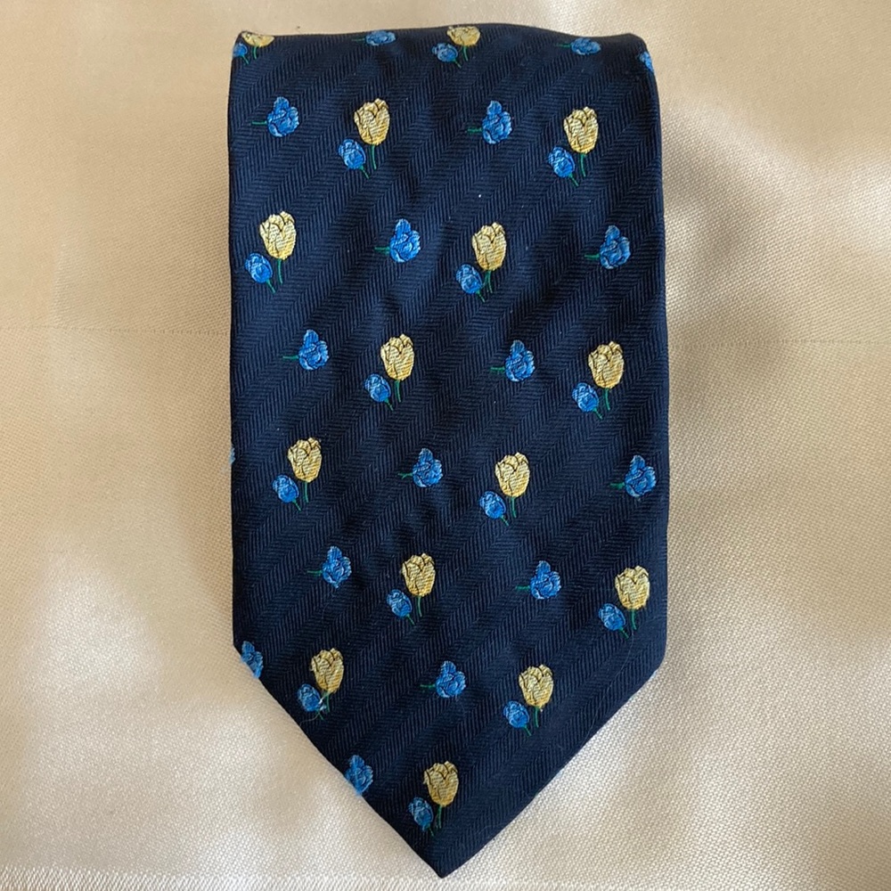 Men’s navy tie with blue and yellow flowers